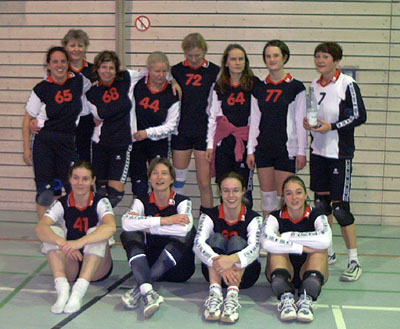 Hintere Reihe von links: Eva Schmidt, Susi StĂŒrtz, Uschi Siegel, Johanna Piehl, Sandra Jensen, Pia BrĂ€utigam, Sonja Pfeil, Nadja Bierschenk<br />
Vordere Reihe von links: Nora Wulfinghoff, Jeanette Kress, Yvone MiĂfeld, Steffi Döll