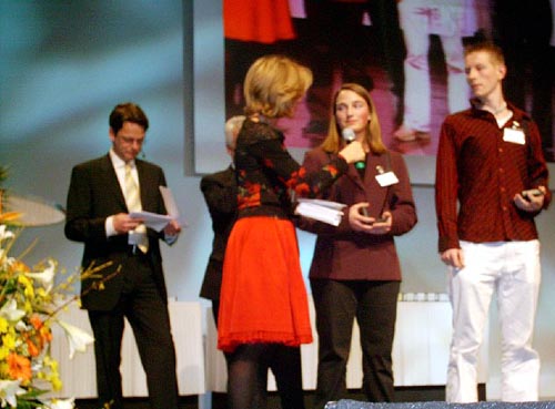 v.l.n.r. Person X, Y und Z beim Gratulieren