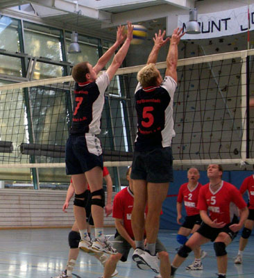 I)Der Monsterblock zum Verzweifeln: Karsten und Didi
II)GroĂźer Jubel ĂĽber hochklassige Spiele
III)Assistenztrainerin: So geht das Papa!