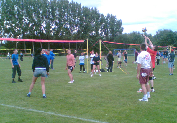Bettinas Mixed-Mannschaft feiert eine erfolgreiche Turnier-Premiere.