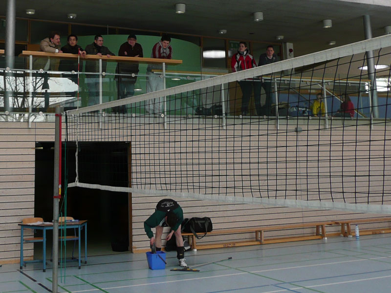 Gell da guckst'de: Unter freundschaftlichem Gespöt schauen die Elzer beim Putzen der rutschigen Halle zu. Im Spiel haben sie dann aber das Nachsehen.