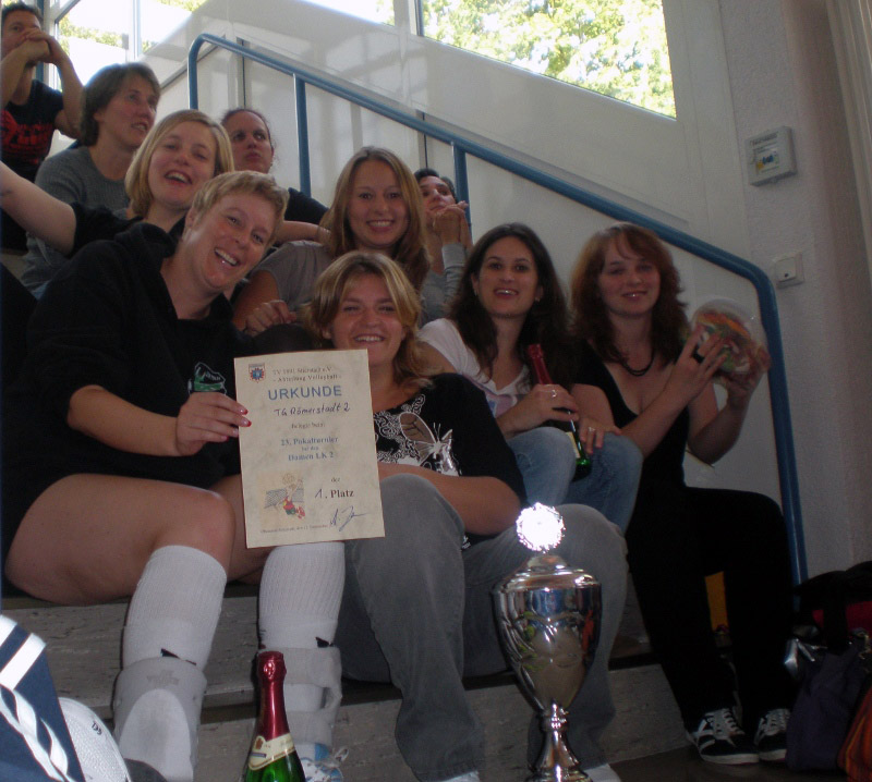 v.l.n.r.: Katharina, Lene, Caro, Laura, Vera, Theresa - im Vordergrund: Pokal, die 2. ;-) - im Hintergrund: Kiwi, Eva, Romana (Frauen I)