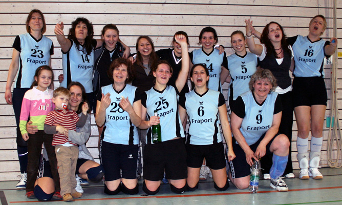 Jetzt können alle feiern:<br />
v.l.n.r. Hinten: Jeanette(23), Sabine (14), Lea(15), Laura, Dionne, Lucia(24), Janina(5), Theresa, Lene(16) - Vorne: Pia (mit beiden Kindern), Uli(28), Nora(25), Vera(6) und Susi(9)