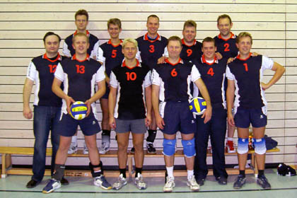 Mannschaftsfoto der Römerstädter Herren 2004/05: Mit im Bild die heute für Seckbach auflaufenden Stefan (links hinten), Albi (13), Robi (4) und Andi 'T.'(1)