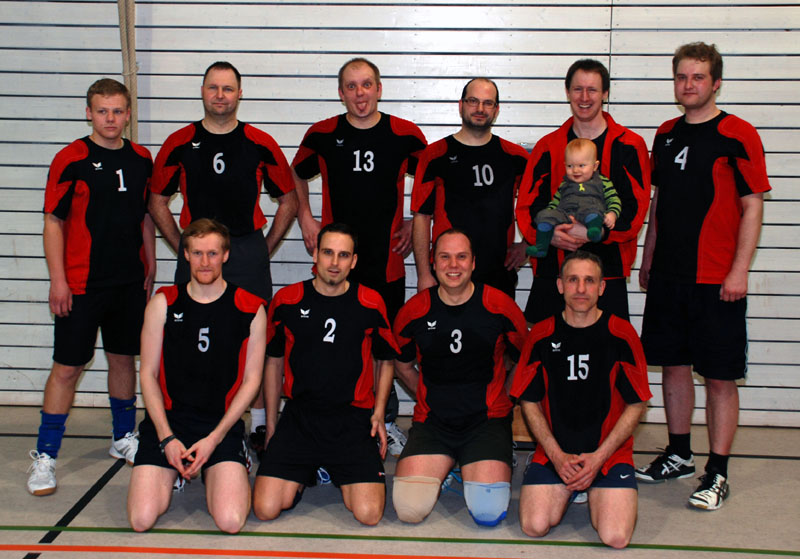 Verschwitzt aber glücklich: Das Meisterteam 2012
(v.l.n.r. hinten: Sascha (1), Igor (6), Albi (13), Christian (10), Karsten (8) mit Frederick, René (4), vorne: Jan (5), Stephan (2), Christoph (3), Sergej (15)