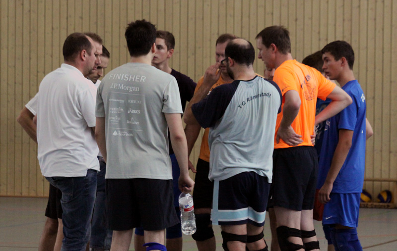 Auf dem Vorbereitungsturnier gab es noch viel zu besprechen, damit es in der Punktrunde gut lĂ€uft: Trainer Karsten Eicher (rechts in orange) und Co-Trainer Christoph Schneider (links in weiĂ) in der Auszeit mit der Analyse