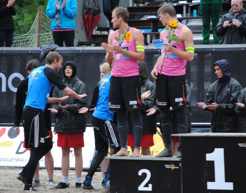 Luis und Luis beim Abklatschen mit dem Deutschen Vizemeister und Turniersieger-Duo Stefan Windscheif und Sebastian Dollinger (Foto: Christian Wiese, FTG)