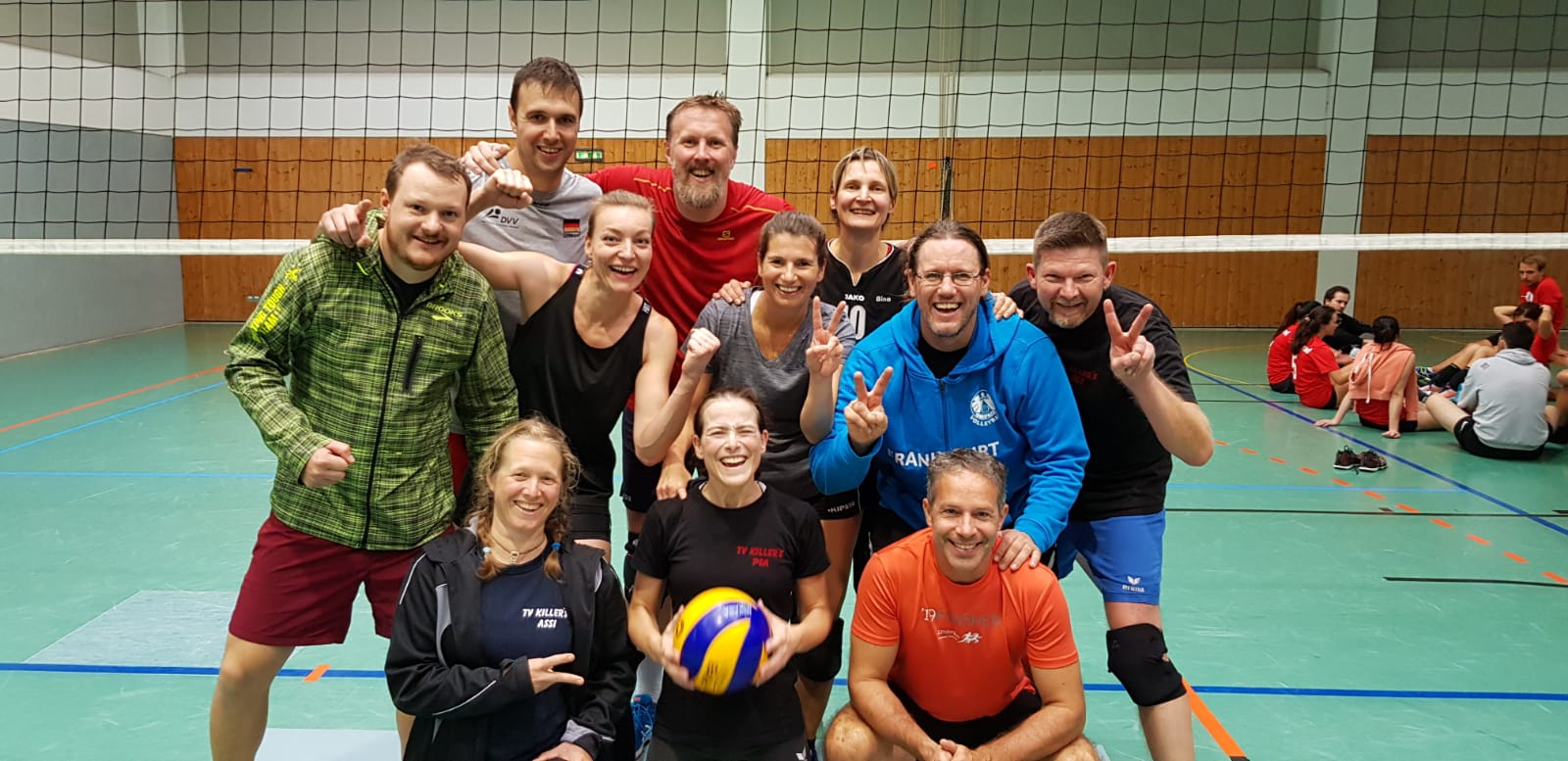 Mitgekämpft haben Assi, Pia, Klaus (unten v.l.), Michael, Yvo, Caro, Stefan, Ole (Mitte v.l.), Roland, James und Bina (oben v.l.)